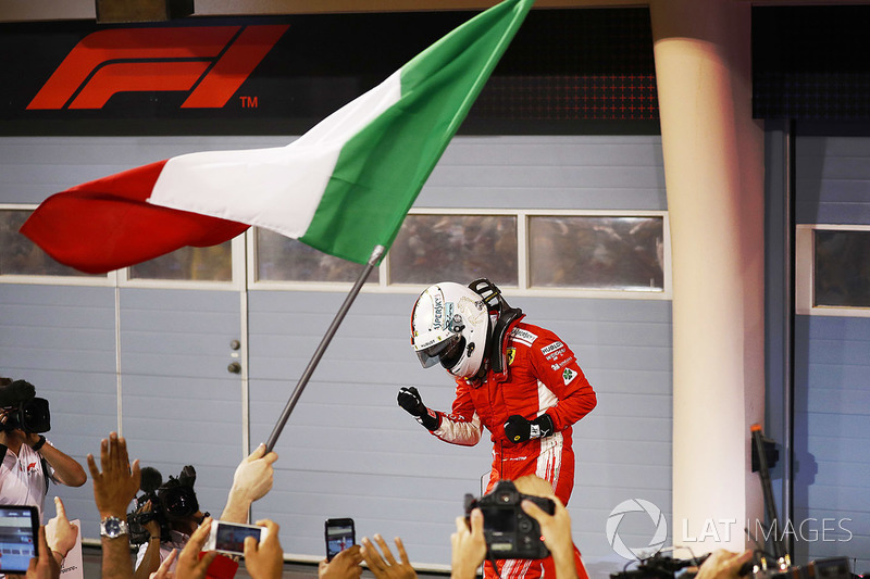 Sebastian Vettel, Ferrari, celebra con su equipo después de ganar la carrera