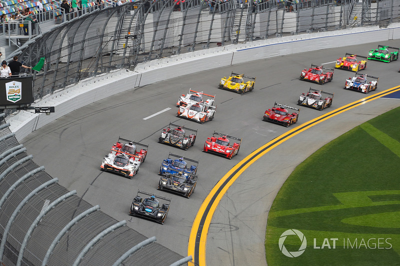 Start, #10 Wayne Taylor Racing Cadillac DPi, P: Renger van der Zande, Jordan Taylor, Ryan Hunter-Rea