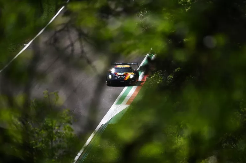N° 92 : La Porsche 911 GT3 R de Bend Manthey : Yasser Shahin, Riccardo Pera, Richard Lietz