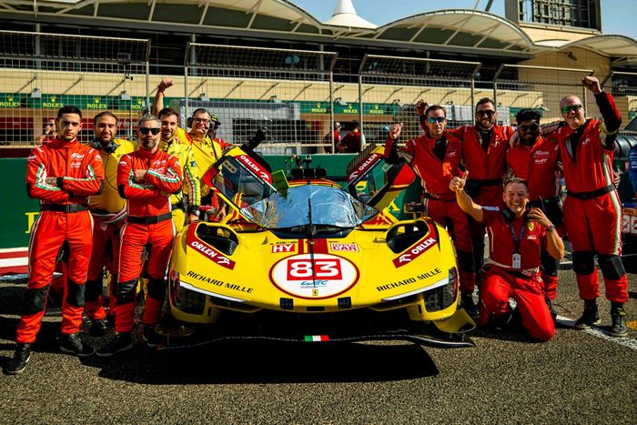 #83 AF Corse Ferrari 499P team members