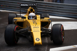 Kevin Magnussen, Renault Sport F1 Team RS16 con l'ala anteriore rotta