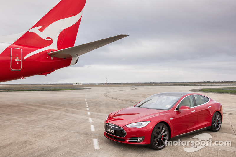 Tesla Model S проти Boeing 737