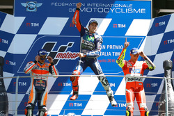 Podium: winnaar Jorge Lorenzo, Yamaha Factory Racing, 2e plaats Marc Marquez, Repsol Honda Team, 3e