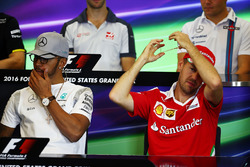 Mercedes AMG F1, Lewis Hamilton y Sebastian Vettel, Ferrari en la Conferencia de prensa FIA