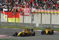 Кевин Магнуссен, Renault Sport F1 Team RS16 едет впереди Джолиона Палмера, Renault Sport F1 Team RS1