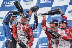 Podio: i vinitori Kris Meeke, Paul Nagle, Citroën World Rally Team, al secondo posto Jari-Matti Latv