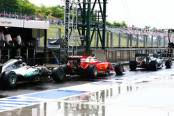 Lewis Hamilton, Mercedes AMG F1 W07 Hybrid precede Kimi Raikkonen, Ferrari SF16-H e Nico Rosberg, Me