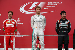 Podio: primer lugar Nico Rosberg, Mercedes AMG Petronas F1 W07,segundo lugar Sebastian Vettel, Scude