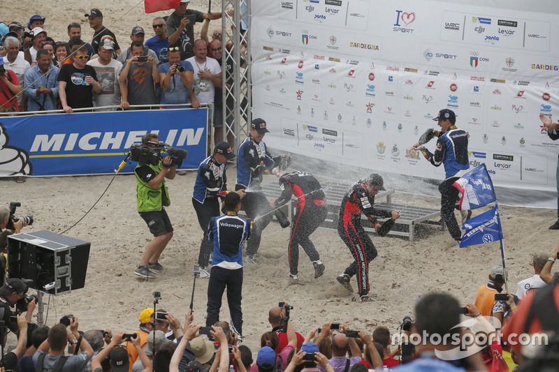 Champagne con Thierry Neuville, Nicolas Gilsoul, Hyundai i20 WRC, Hyundai Motorsport; Sébastien Ogier, Julien Ingrassia, Volkswagen Polo WRC, Volkswagen Motorsport; Jari-Matti Latvala, Miikka Anttila, Volkswagen Polo WRC, Volkswagen Motorsport