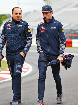 Max Verstappen, Red Bull Racing wandelt op het circuit met Gianpiero Lambiase, Red Bull Racing Engineer