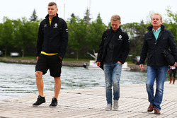 Kevin Magnussen, Renault Sport F1 Team, met Jonathan Palmer