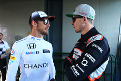 Jenson Button, McLaren con Nico Hulkenberg, Sahara Force India F1