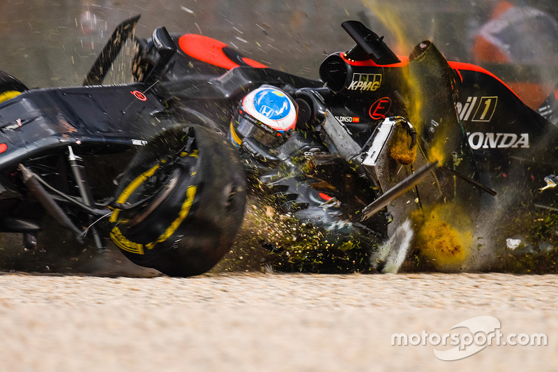 Fernando Alonso, McLaren MP4-31 in een enorme crash