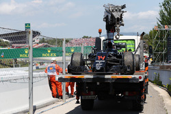 La McLaren MP4-31 di Fernando Alonso, McLaren, viene riportata ai box dopo il ritiro