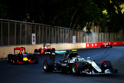 Nico Rosberg, Mercedes AMG F1 W07 Hybrid y Daniel Ricciardo, Red Bull Racing RB12
