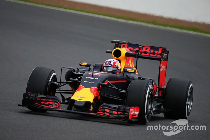 Pierre Gasly probando el Red Bull Racing RB12 