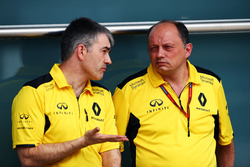 (L tnach R): Nick Chester, Renault Sport F1 Team Chassis Technischer Direktor mit Frederic Vasseur,