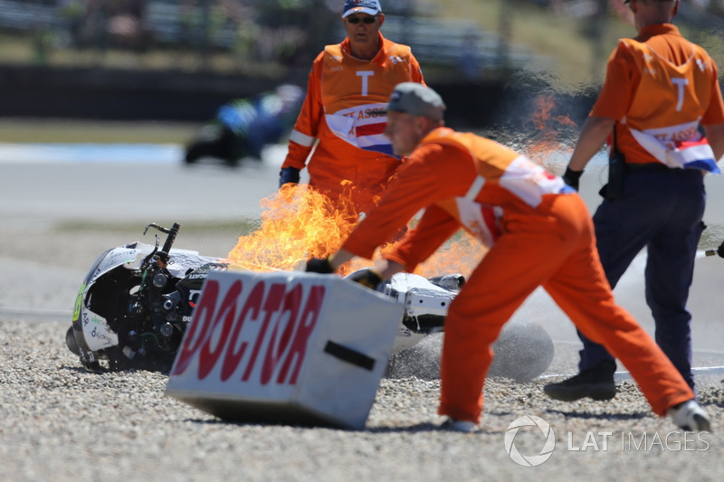 La moto de Alvaro Bautista, Angel Nieto Team en llamas