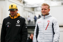 Карлос Сайнс, Renault Sport F1 Team RS18, и Кевин Магнуссен, Haas F1 Team VF-18
