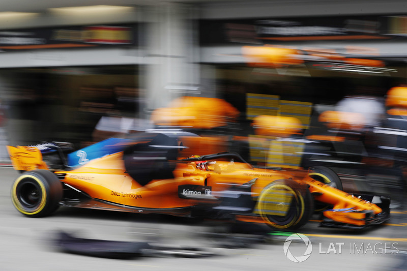 Stoffel Vandoorne, McLaren MCL33 Renault, pit stop