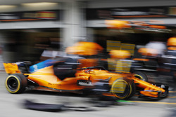 Stoffel Vandoorne, McLaren MCL33 Renault, pit stop