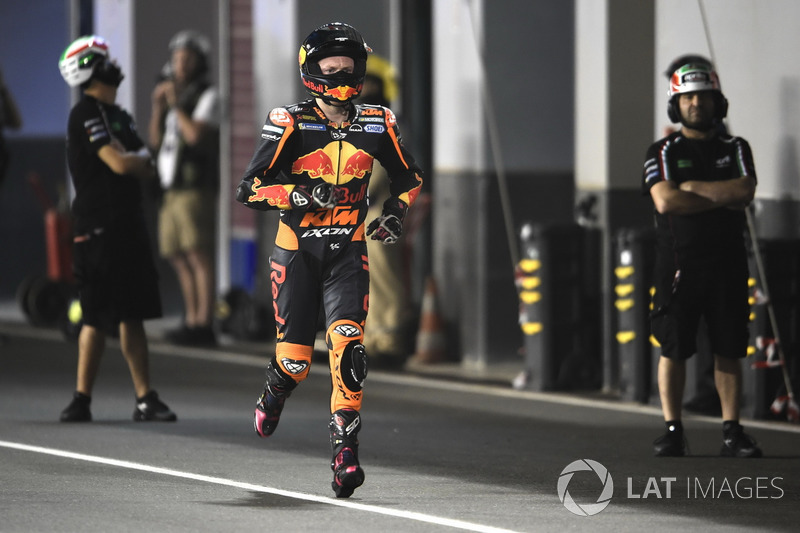 Bradley Smith, Red Bull KTM Factory Racing, torna correndo ai box dopo un guasto alla sua moto