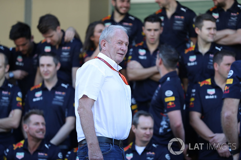 Dr Helmut Marko, Red Bull Motorsport Consultor en la foto de equipo Red Bull Racing