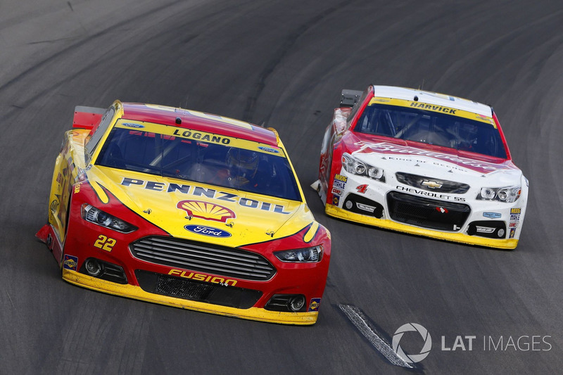 Joey Logano, Team Penske Ford, Kevin Harvick, Stewart-Haas Racing Chevrolet