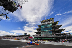 Scott Dixon, Chip Ganassi Racing Honda cruza la línea de meta bajo la bandera a cuadros en tercer lugar
