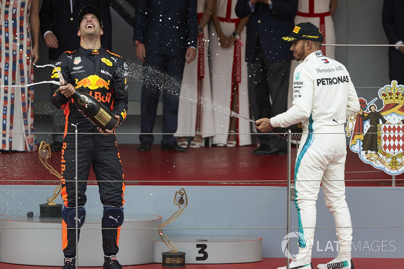 Lewis Hamilton, Mercedes AMG F1, y el ganador de la carrera Daniel Ricciardo, Red Bull Racing, con Champagne