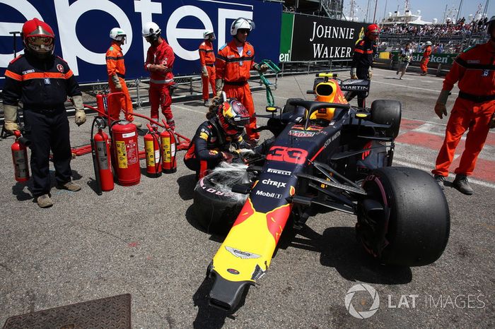 Max Verstappen, Red Bull Racing RB14 mira su coche accidentado