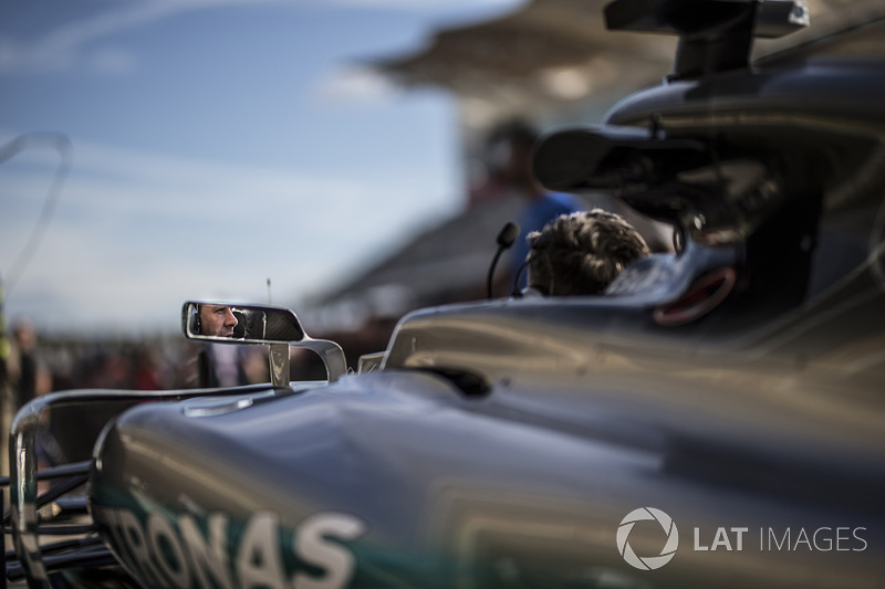 Mecánicos en el Mercedes-Benz F1 W08