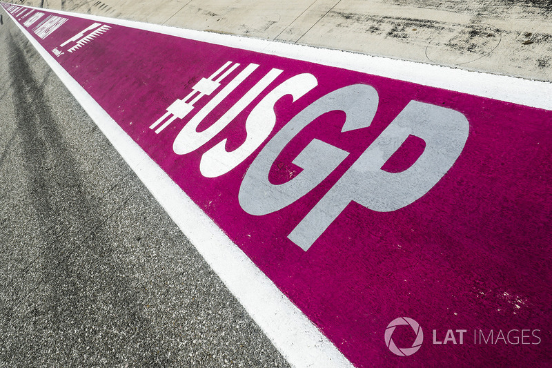Logo USGP sulla superficie della pit lane