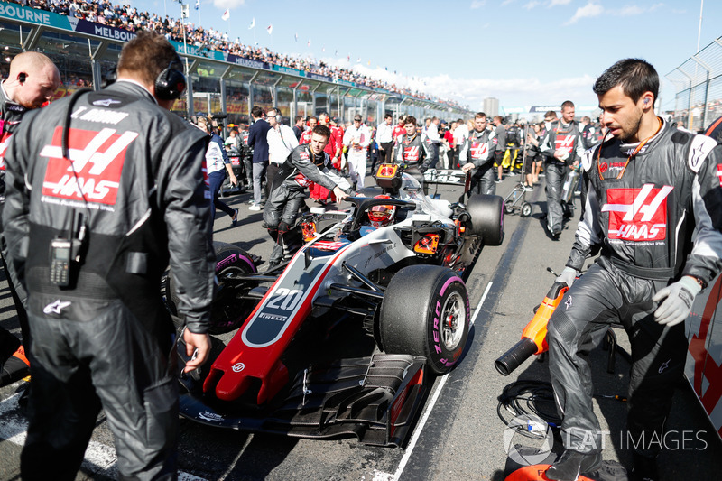 Kevin Magnussen, Haas F1 Team VF-18 Ferrari, arrives on the grid