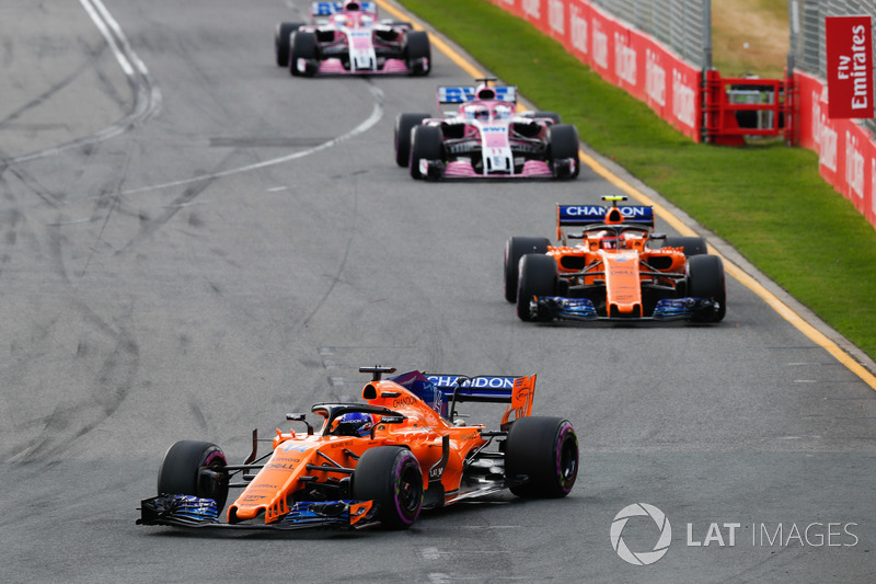 Fernando Alonso, McLaren MCL33 Renault, devant Stoffel Vandoorne, McLaren MCL33 Renault, Sergio Perez, Force India VJM11 Mercedes, et Esteban Ocon, Force India VJM11 Mercedes