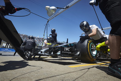Ingegneri in the pit lane con la monoposto di Valtteri Bottas, Mercedes AMG F1 W09, durante le prove libere