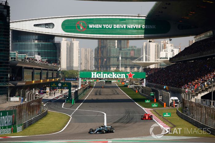 Valtteri Bottas, Mercedes AMG F1 W09, precede  a Sebastian Vettel, Ferrari SF71H