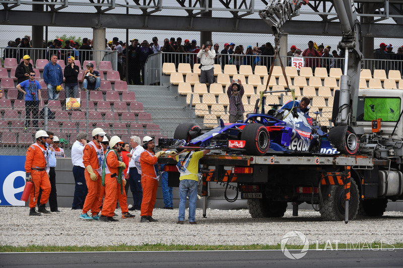 The crashed car of Brendon Hartley, Scuderia Toro Rosso STR13 is recovered