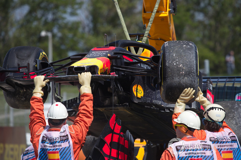 La monoposto incidentata di Daniel Ricciardo, Red Bull Racing RB14 viene recuperata nelle FP1