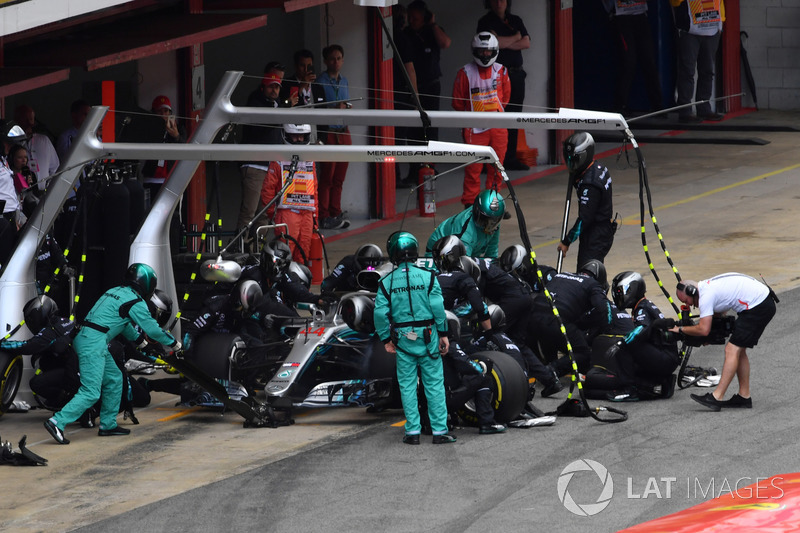 Lewis Hamilton, Mercedes-AMG F1 W09 pit stop