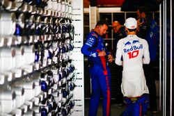 Pierre Gasly, Toro Rosso, prepares for the race with colleagues