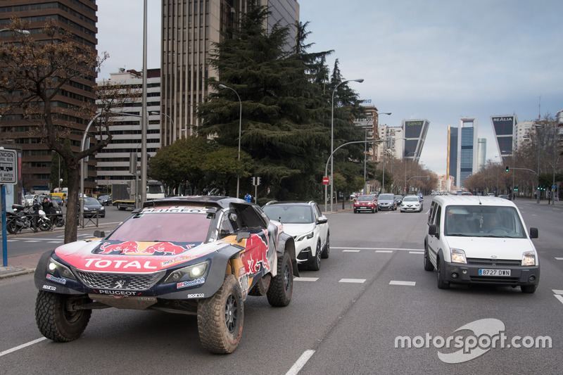Carlos Sainz, Lucas Cruz, Peugeot Sport in the streets of Madrid