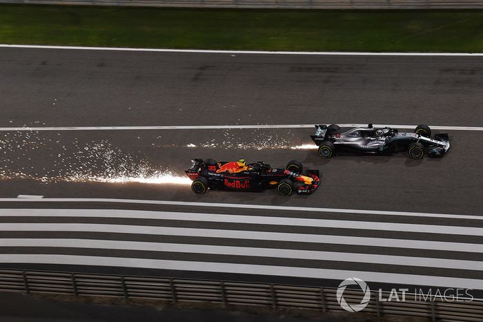 Max Verstappen, Red Bull Racing RB14 y Lewis Hamilton, Mercedes-AMG F1 W09 EQ Power  batalla