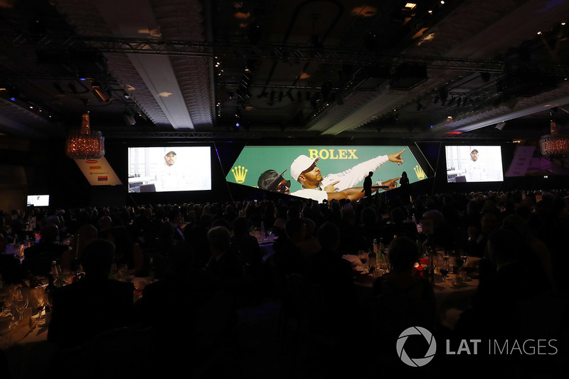 Lewis Hamilton, Mercedes AMG F1, manda un mensaje por vídeo tras ganar el premio a piloto internacional del año.