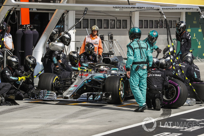 Lewis Hamilton, Mercedes AMG F1 W09 para en boxes