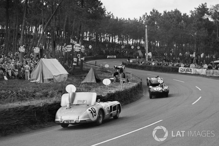 #6 Jaguar D-type: Mike Hawthorn, Ivor Bueb leads #19 Mercedes Benz 300S: Juan Manuel Fangio, Stirling Moss