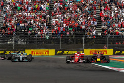 Max Verstappen, Red Bull Racing RB13 ve Sebastian Vettel, Ferrari SF70H