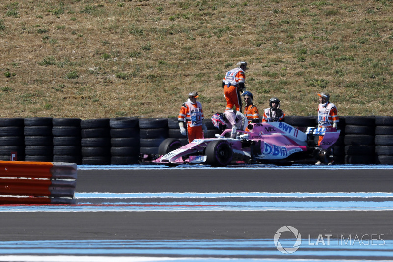 Sergio Perez, Force India VJM11, dopo aver perso la ruota posteriore sinistra nelle FP2