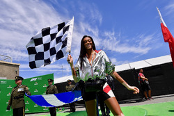 Winnie Harlow, met de finishvlag
