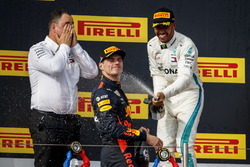 Ron Meadows, direttore sportivo, Mercedes AMG, Max Verstappen, Red Bull Racing, 2° classificato, Lewis Hamilton, Mercedes AMG F1, 1° classificato, spruzza lo Champagne sul podio